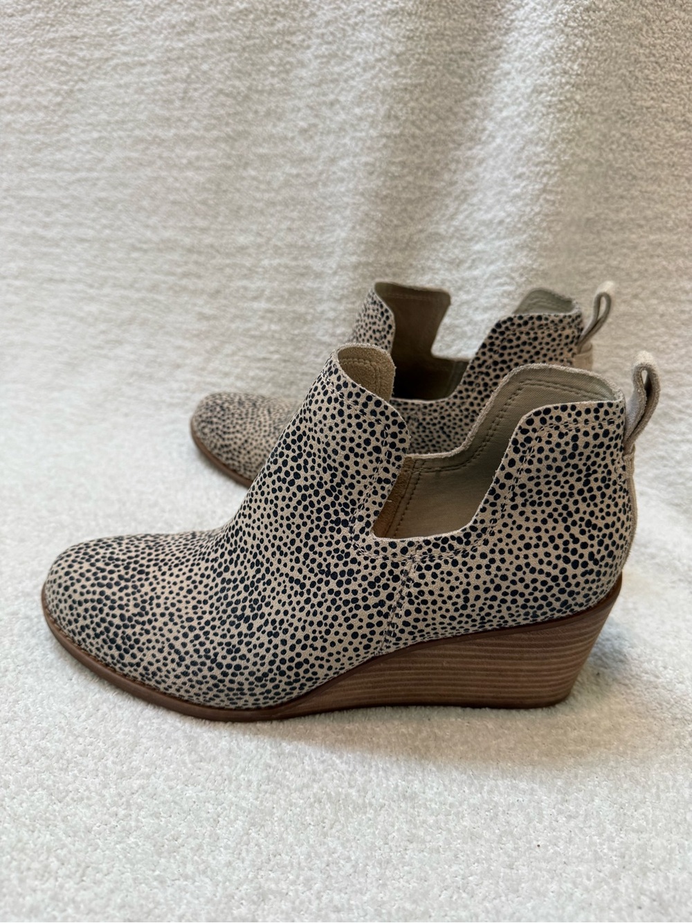 Tom’s Wedge Ankle Booties in Speckled Taupe